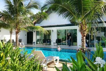 پانسیون The Snug Airportel   Phuket Airport