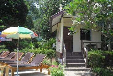 هاستل Baansanook Resort & Swimming Pool