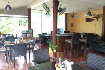 هاستل Baansanook Resort & Swimming Pool