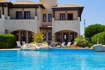 استراحتگاه Aphrodite Hills Rentals Junior Villas