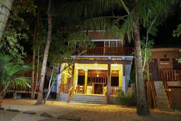 هتل Ganesh Garden Beach Cabanas