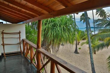 هتل Ganesh Garden Beach Cabanas