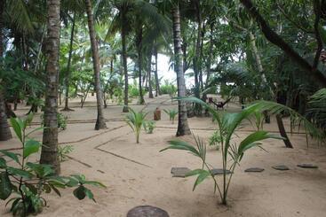 هتل Ganesh Garden Beach Cabanas