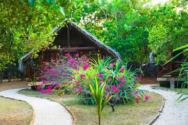 هتل Ganesh Garden Beach Cabanas