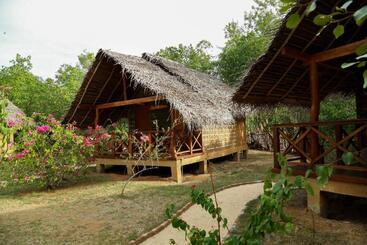 هتل Ganesh Garden Beach Cabanas
