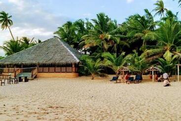 هتل Ganesh Garden Beach Cabanas
