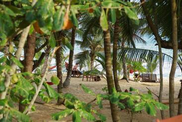هتل Ganesh Garden Beach Cabanas