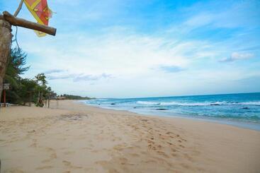 هتل Ganesh Garden Beach Cabanas