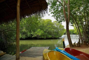 هتل Ganesh Garden Beach Cabanas