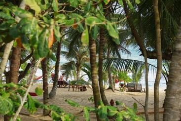 هتل Ganesh Garden Beach Cabanas