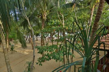 هتل Ganesh Garden Beach Cabanas