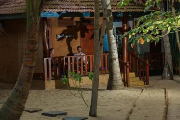 هتل Ganesh Garden Beach Cabanas