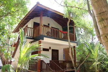 هتل Ganesh Garden Beach Cabanas