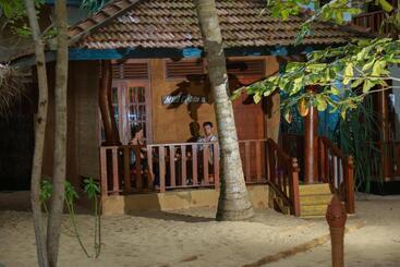 هتل Ganesh Garden Beach Cabanas