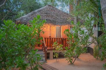 هتل Ganesh Garden Beach Cabanas