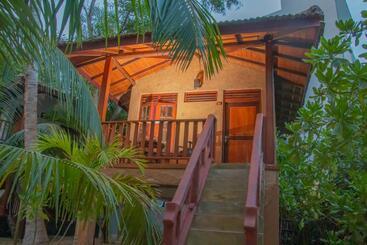 هتل Ganesh Garden Beach Cabanas
