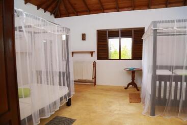 هتل Ganesh Garden Beach Cabanas