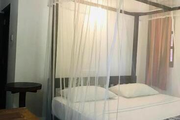 هتل Ganesh Garden Beach Cabanas