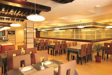 Holiday Vista Thekkady A Premium Hotel Near Periyar Wild Life Sanctuary With Sky View Pool