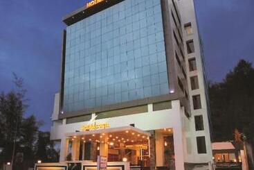 Holiday Vista Thekkady A Premium Hotel Near Periyar Wild Life Sanctuary With Sky View Pool