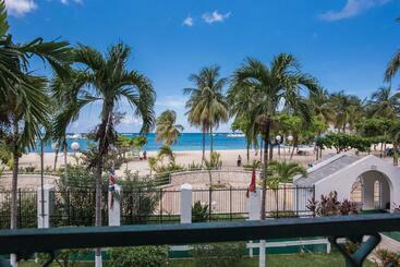 هتل Sandcastles Beach Resort