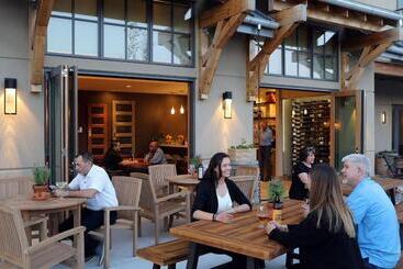هتل The Lodge At Columbia Point