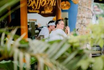 تختخواب و صبحانه Daffodil Restaurant & Holiday Resort