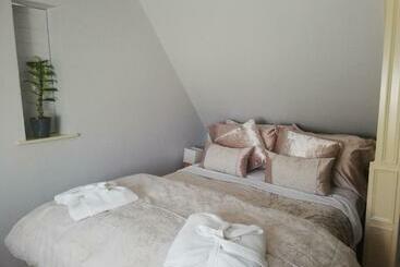 تختخواب و صبحانه Troy House