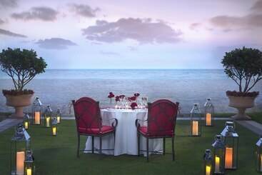 هتل Acqualina Resort And Residences