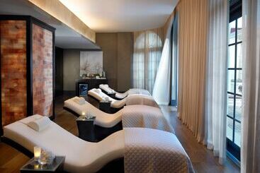 هتل Acqualina Resort And Residences