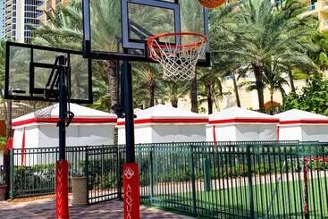هتل Acqualina Resort And Residences