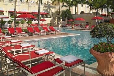 هتل Acqualina Resort And Residences