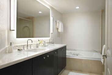 هتل Acqualina Resort And Residences