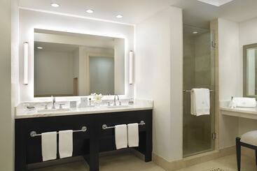 هتل Acqualina Resort And Residences