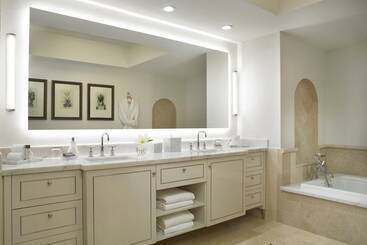 هتل Acqualina Resort And Residences
