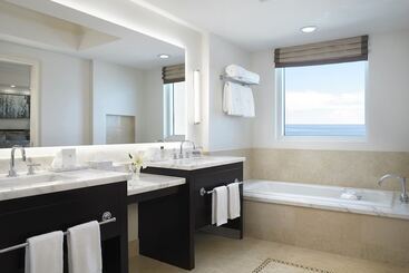 هتل Acqualina Resort And Residences