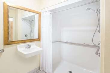 هتل Baymont By Wyndham Muskegon
