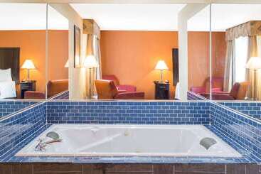 هتل Baymont By Wyndham Muskegon