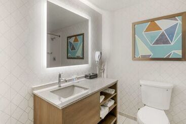 هتل Comfort Inn & Suites Louisville Airport Fair & Expo