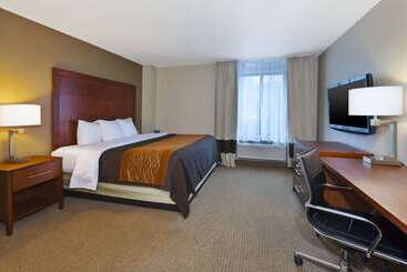 هتل Comfort Inn & Suites