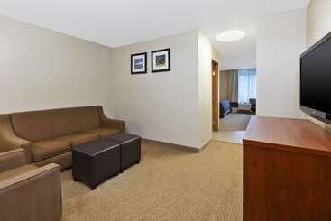 هتل Comfort Inn & Suites
