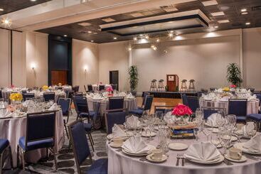 هتل Doubletree By Hilton Atlanta Windy Hill Ballpark