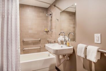 هتل Doubletree By Hilton Atlanta Windy Hill Ballpark
