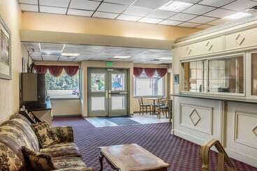 هتل Econo Lodge Airport