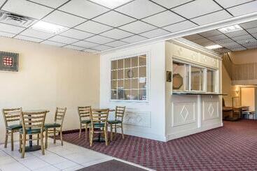 هتل Econo Lodge Airport
