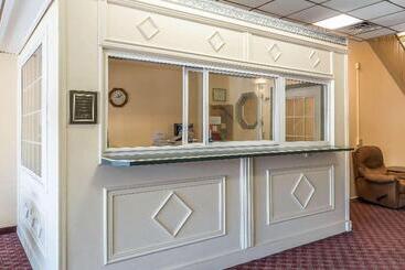 هتل Econo Lodge Airport