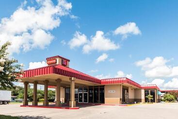 هتل Econo Lodge Kingsville