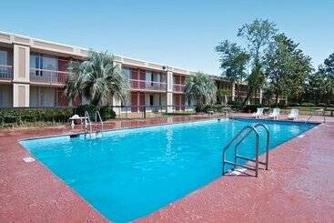 هتل Econo Lodge Choice S I 95 Savannah Gateway 24 Hour Fitness Center On Site Guest Laundry On Site Perk