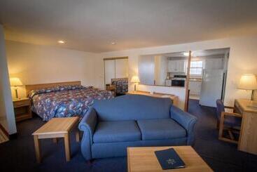 هتل Groton Inn & Suites