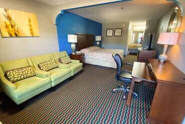 Magnuson Hotel Marietta